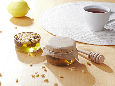 Мед с сосновой шишкой и кедровым орехом 120 гр. - рис 6.