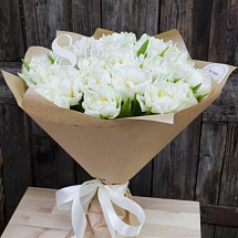 Белые тюльпаны с топпером